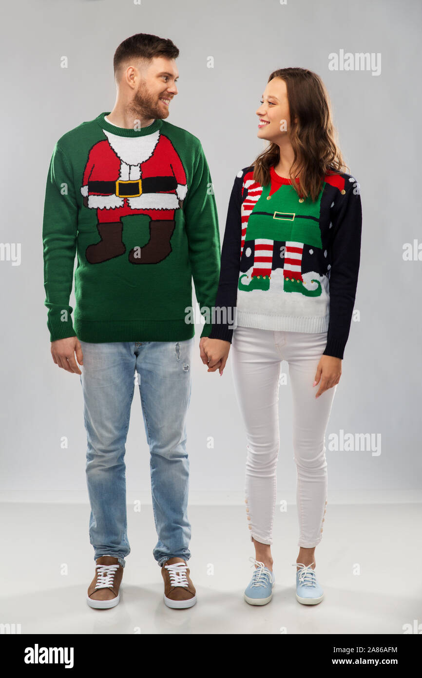 Feliz pareja en navidad feo suéter parte Fotografía de stock Alamy