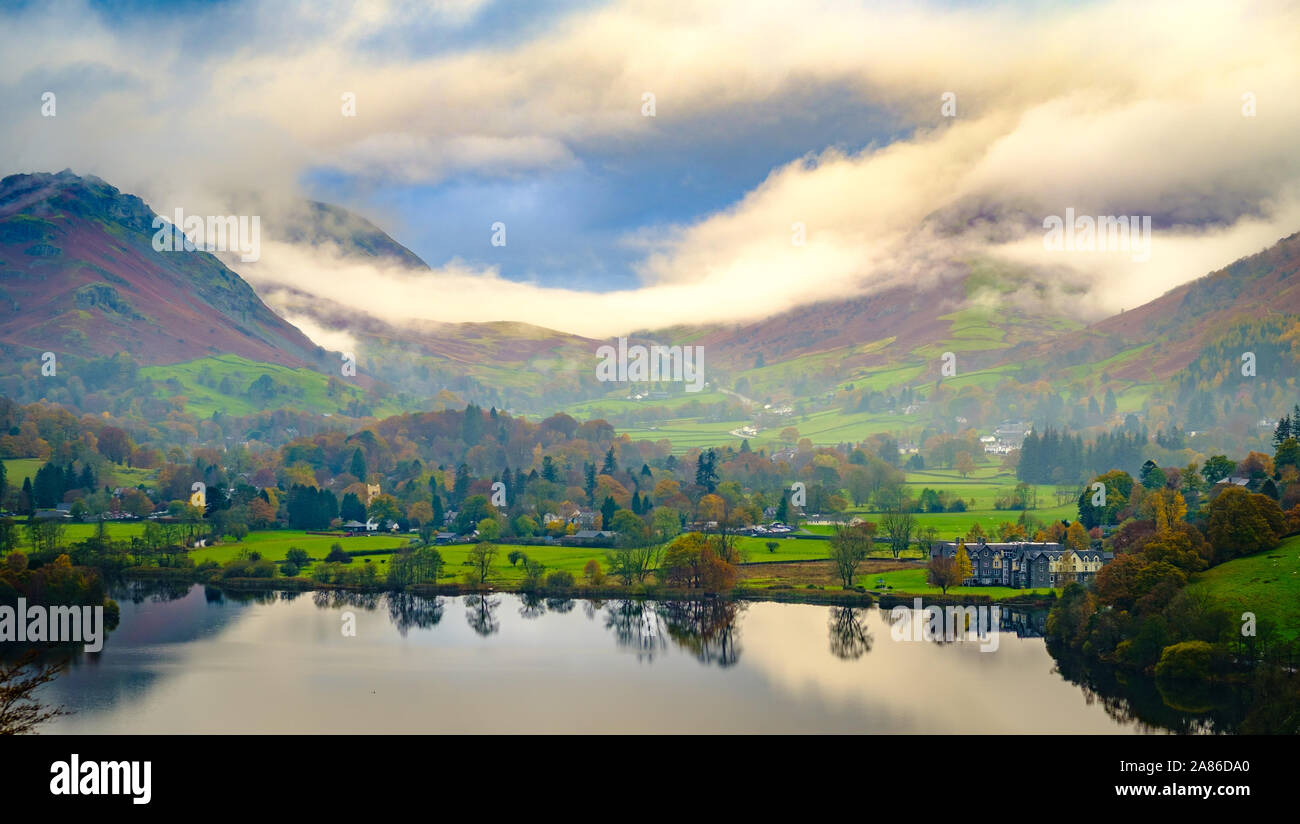 Colores de otoño en Grasmere en el distrito inglés de Lake District. Foto de stock