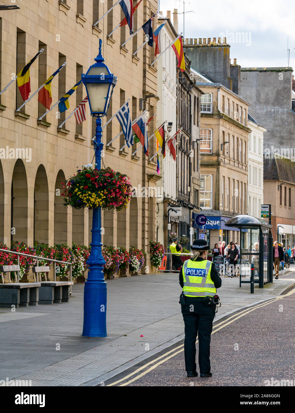 La policía de alta visibilidad chalecos amarillos en High Street antes de marzo AUOB, la ciudad de Perth, en Escocia, Reino Unido Foto de stock