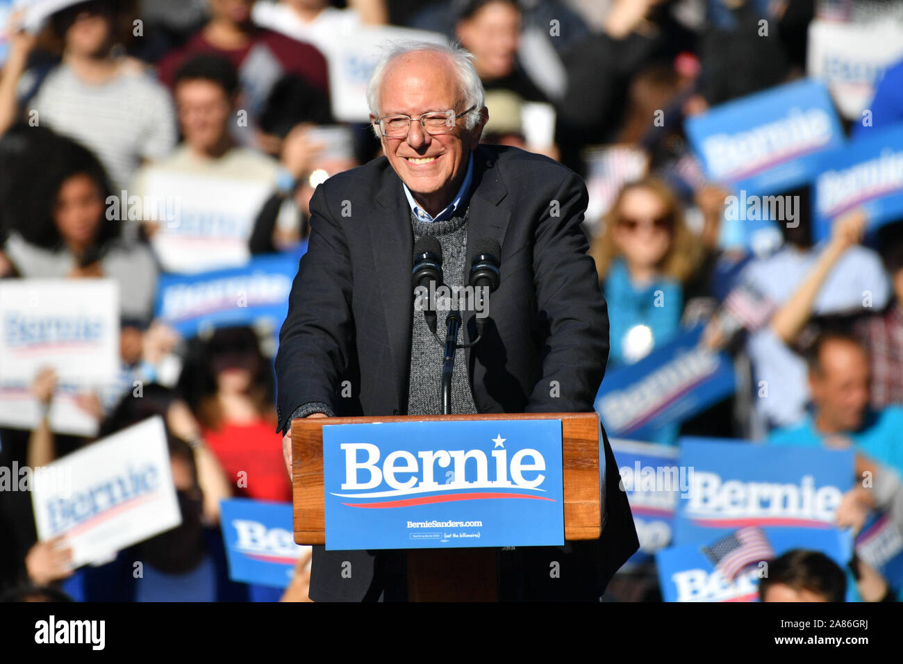 Bernie Sanders en un mitin de campaña, Bernie Sanders en Queensbridge Park el 19 de octubre de 2019 en Queens, Nueva York. Foto de stock