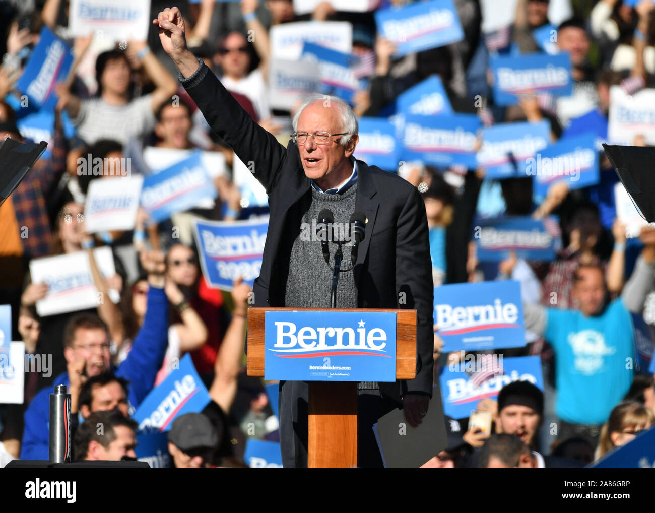 Bernie Sanders en un mitin de campaña, Bernie Sanders en Queensbridge Park el 19 de octubre de 2019 en Queens, Nueva York. Foto de stock
