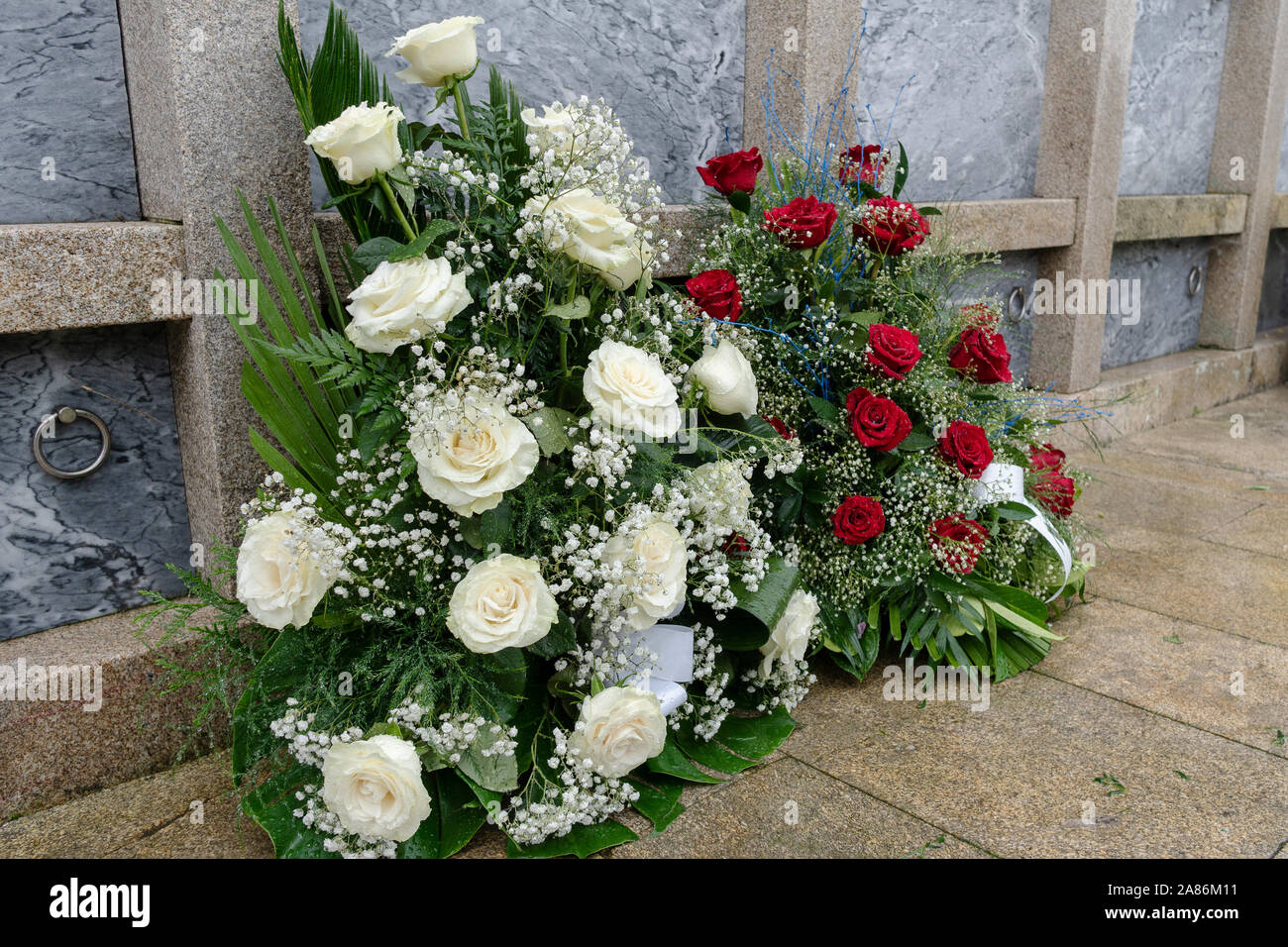 Él realimentación champán Arreglo de flores del cementerio fotografías e imágenes de alta resolución - Alamy Él realimentación champán Arreglo de flores del cementerio fotografías e imágenes de alta resolución - Alamy