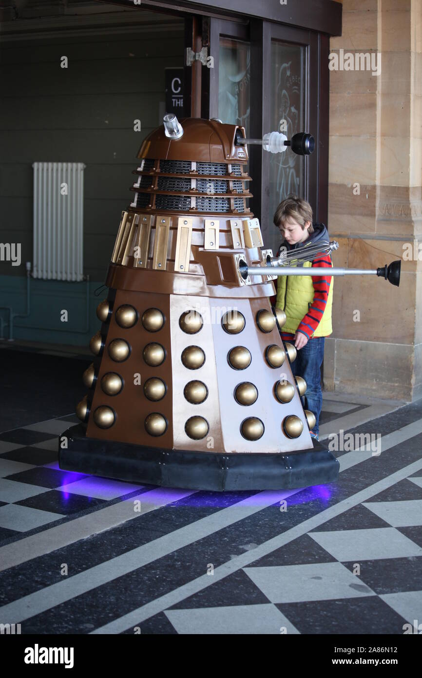 Fan de ciencia ficción en la convención de ciencia ficción en Scarborough mirando a Dalek en la entrada al teatro Spa que era el lugar del evento Foto de stock