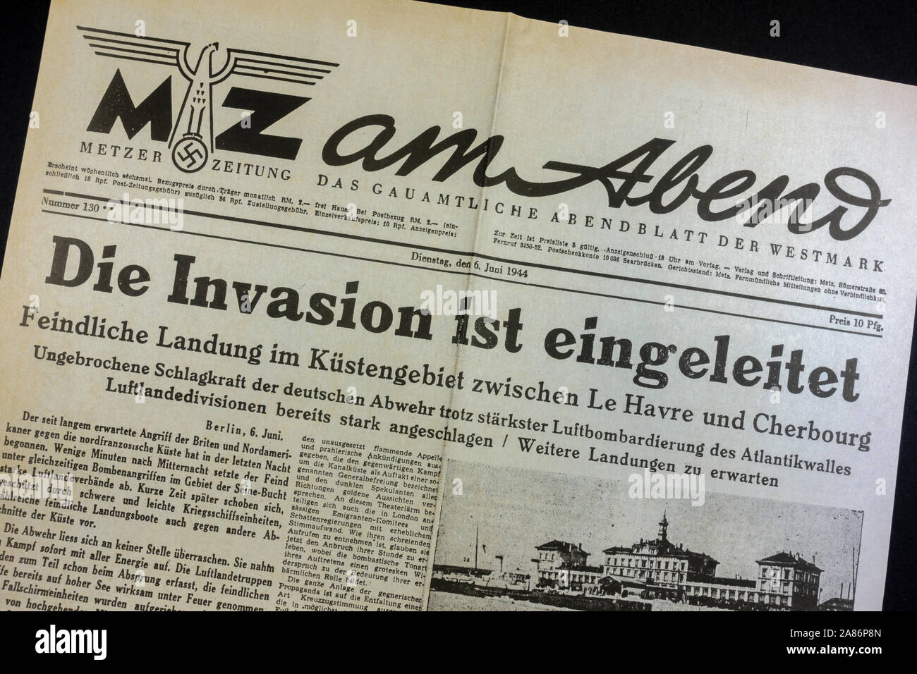 Página frontal (en alemán) del periódico alemán MZ am Abend en el 6º de  junio de 1944 anunciando los Aliados desembarcos del Día-D en Normandía,  Francia durante la segunda guerra mundial Fotografía