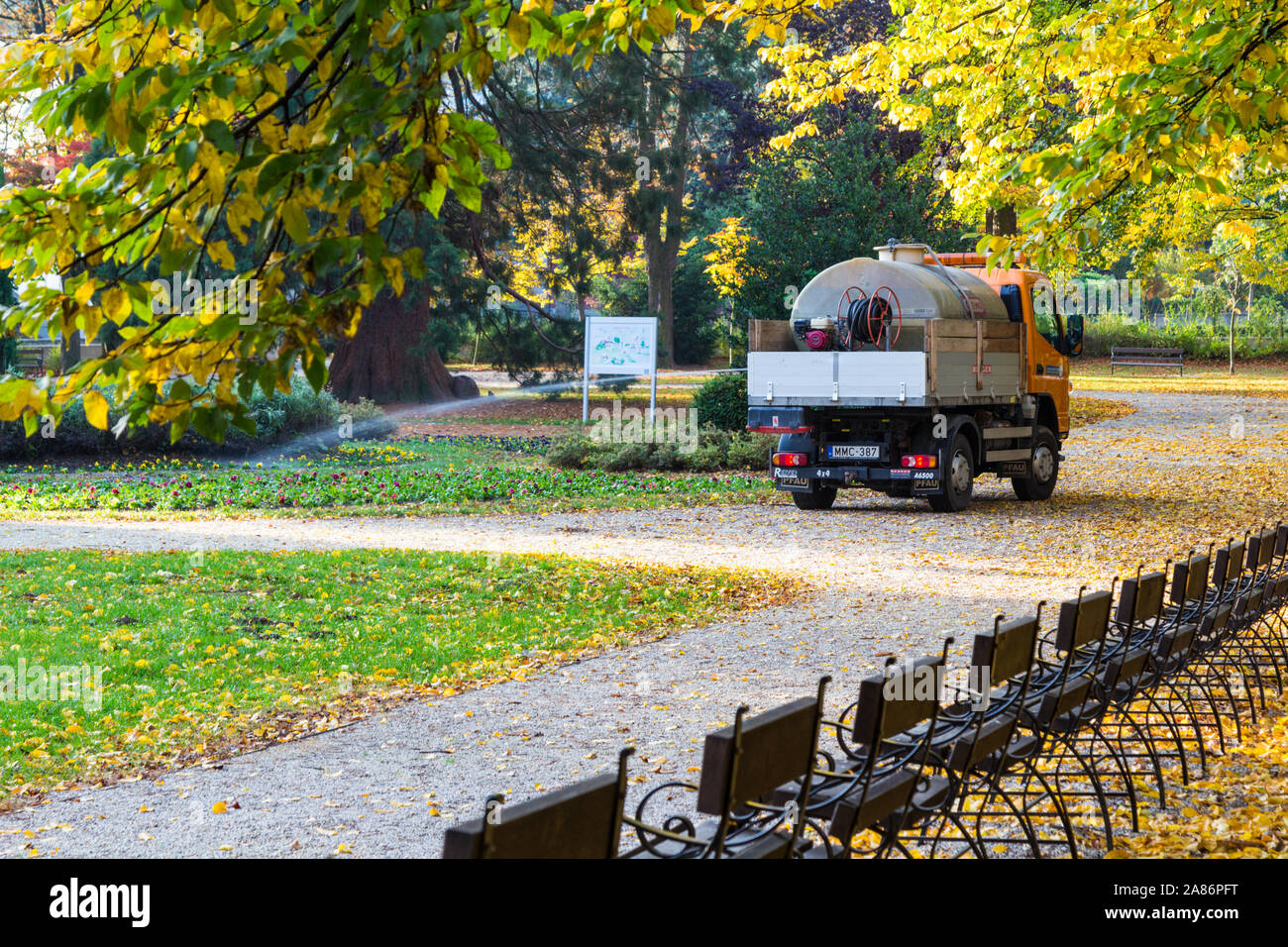 El paisaje del otoño en el parque, Pfau Rexter6500 un camión con tanque de agua bowser regar las flores - flores, Erzsebet-kert, Sopron, Hungría Foto de stock