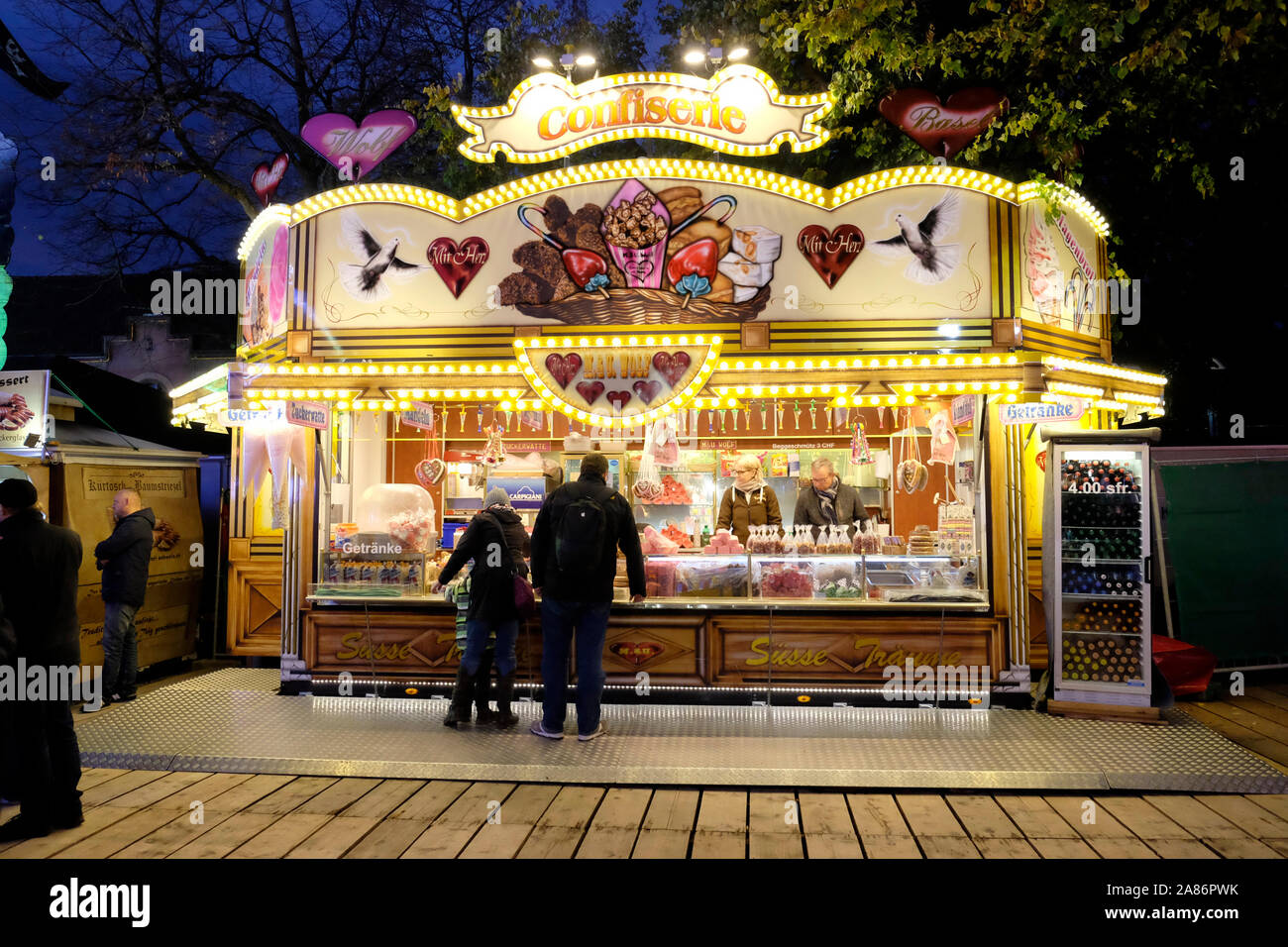 Feria de Otoño de Basilea en la noche. Foto de stock