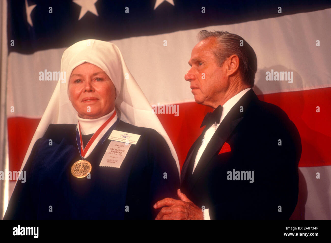 Julio de 1983: la Madre Antonia Brenner recibe una placa dorada de Brian Reynolds para 'Angel' de la cárcel durante el año 1983 la Academia de Logros Premios placa de oro alrededor de julio de 1983. (Foto por Hy Peskin) Foto de stock