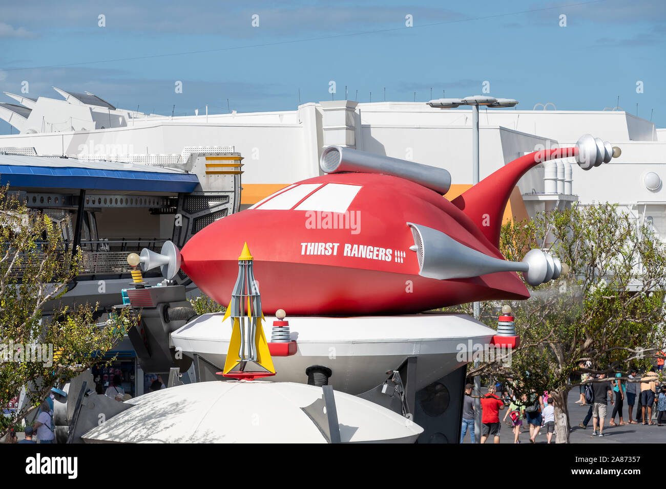 Modelo de cohete espacial rojo en Magic Kingdom Foto de stock