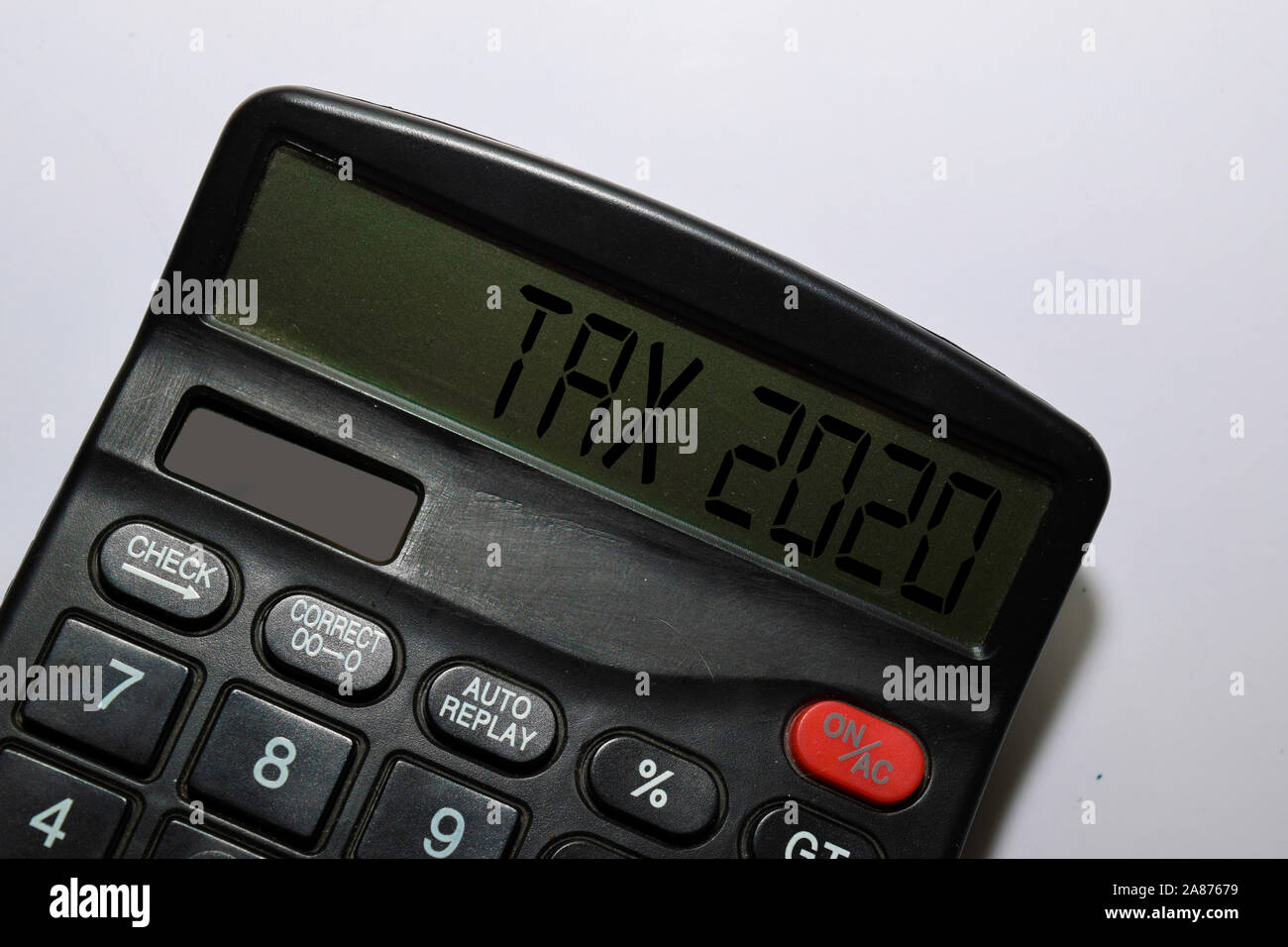 Donación Contratar pedal Impuestos 2020 escribir sobre la calculadora con fondo de pizarra blanca  Fotografía de stock - Alamy