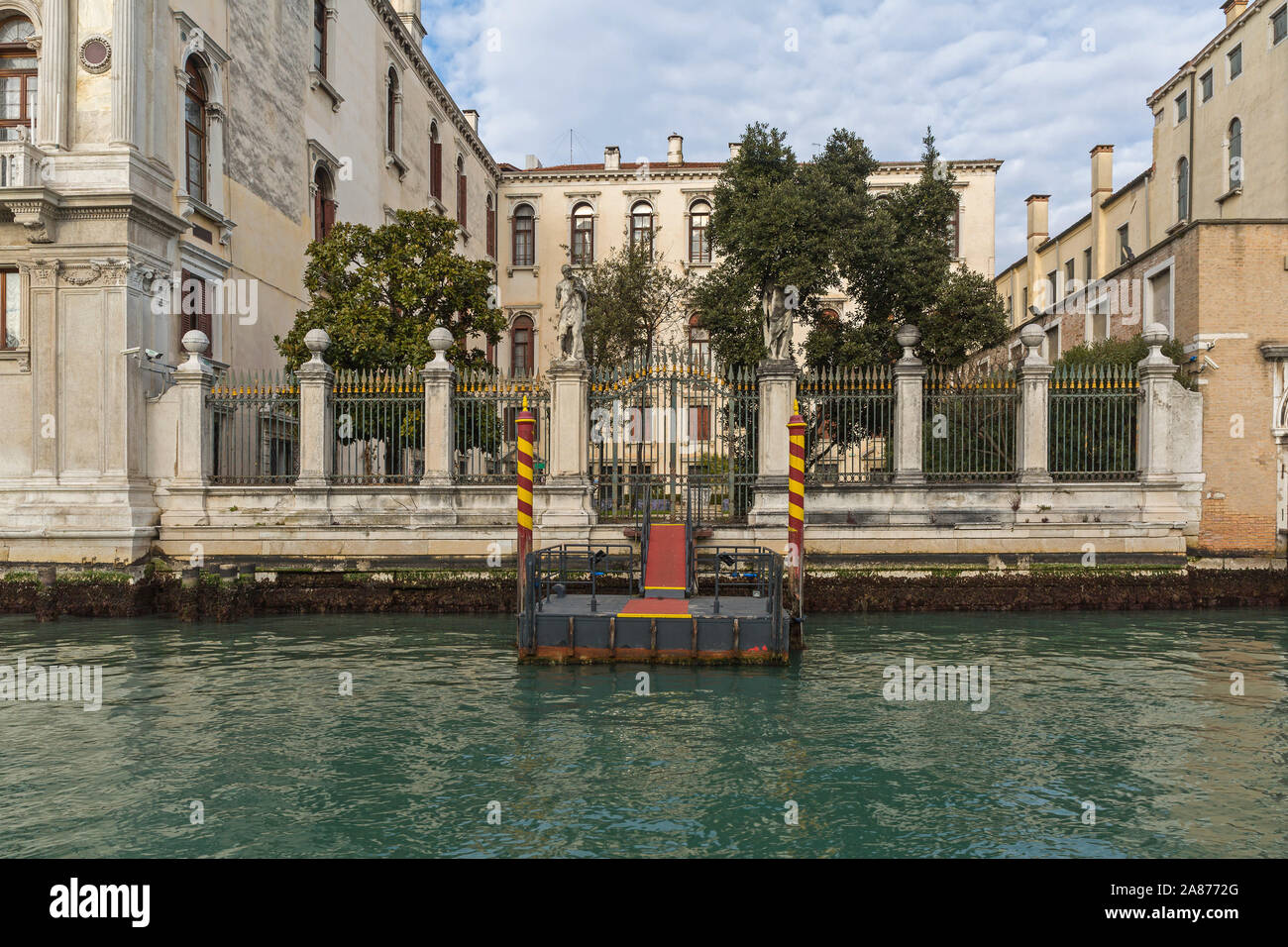 Pontón flotante en Grand Canal Dock en Venecia. Foto de stock