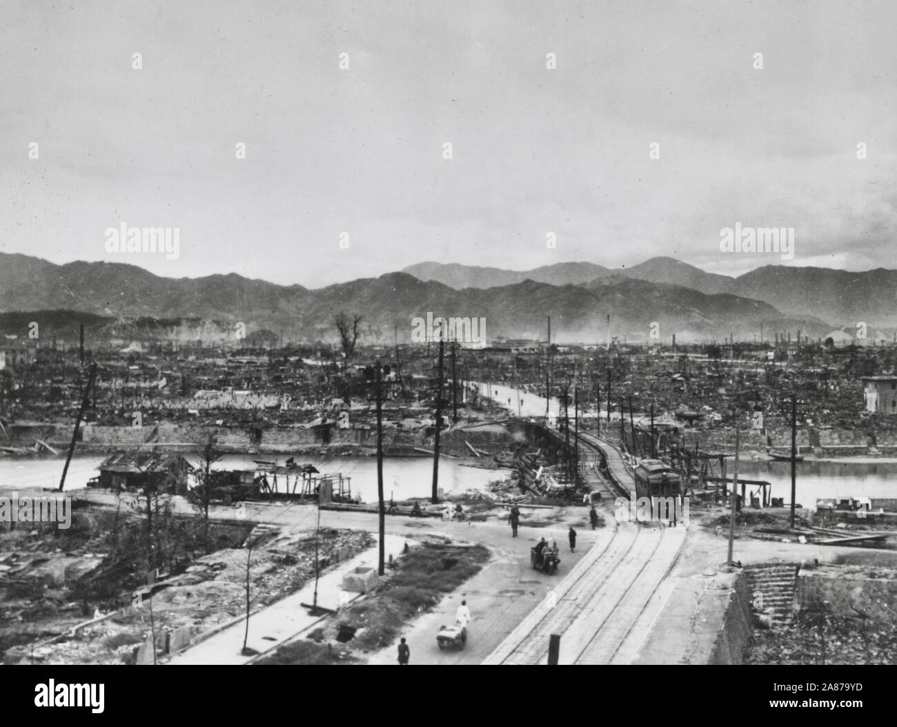 Vista del puente de Hiroshima 4.400 pies al este de X, agosto de 1945 Foto de stock