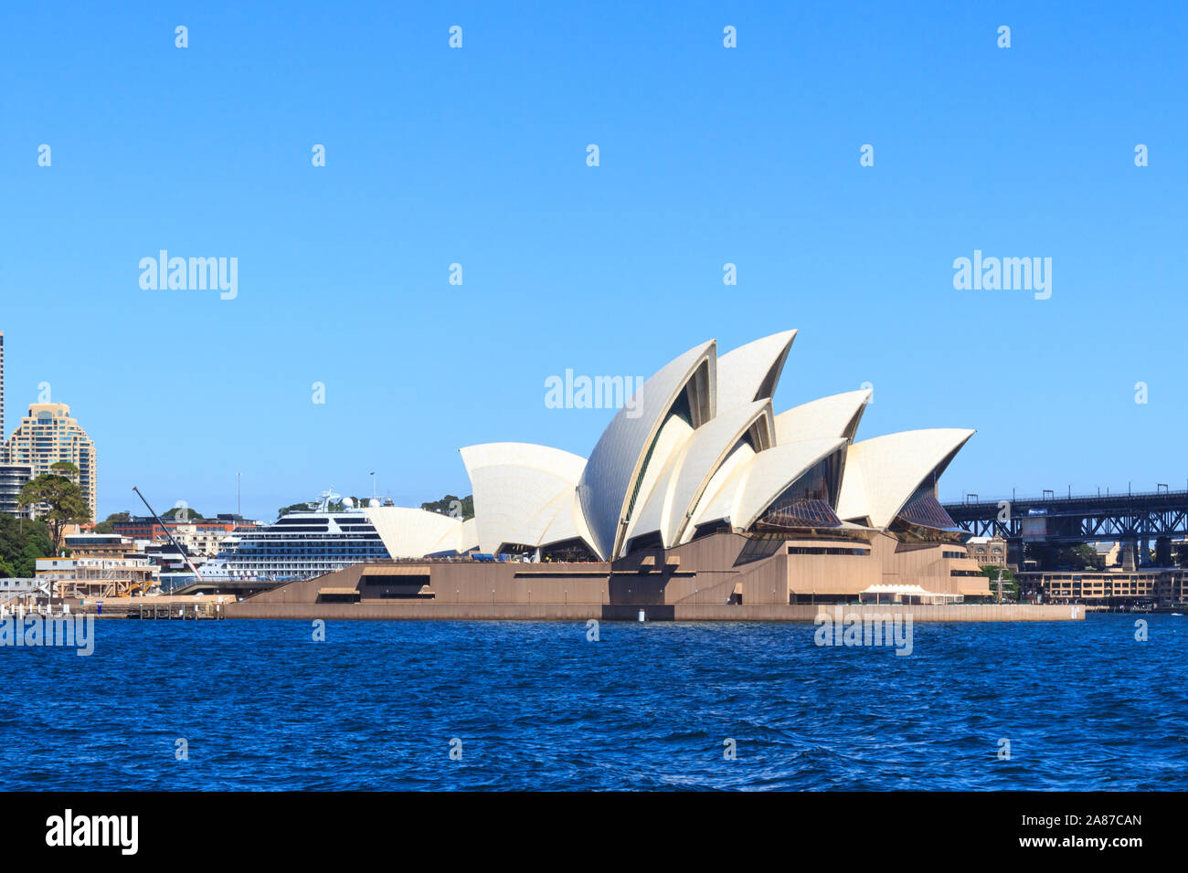 Sydney, Australia - 13 de marzo de 2013: Vista de la Ópera desde el ferry de Manly. La icónica estructura es uno de los edificios más famosos en el wor Foto de stock