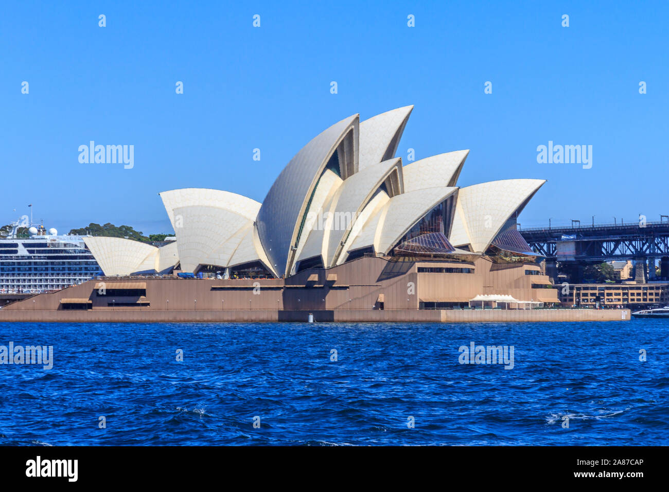 Sydney, Australia - 13 de marzo de 2013: Vista de la Ópera desde el ferry de Manly. La icónica estructura es uno de los edificios más famosos en el wor Foto de stock
