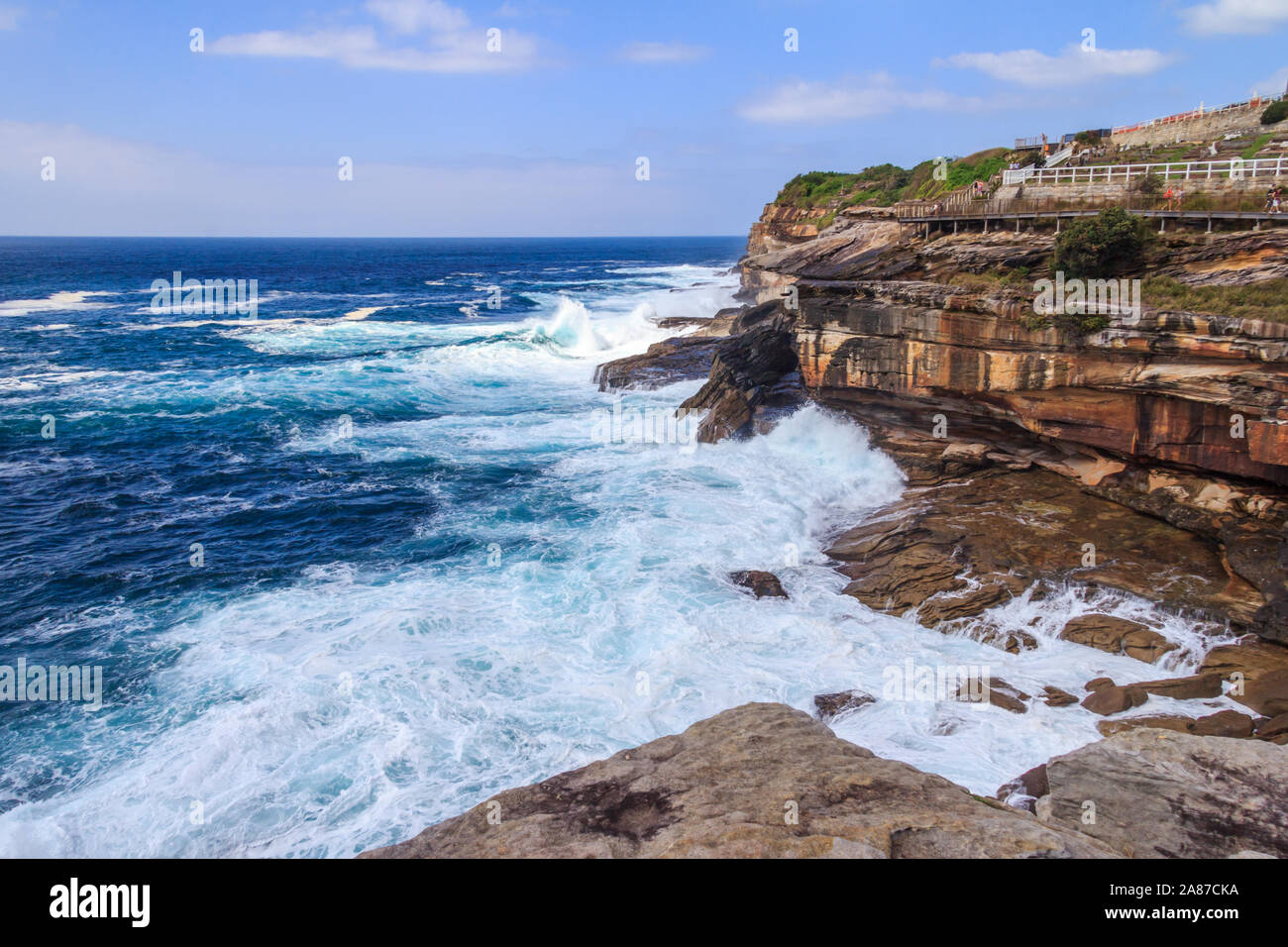 El mar embravecido por Waverley en Coogee a Bondi caminata costera, Sydney, New South Wales, Australia Foto de stock