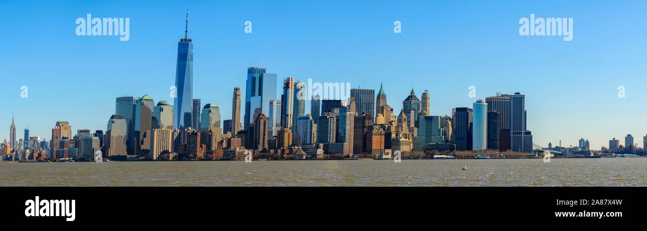 Panorama, vista desde el río Hudson hasta el horizonte de rascacielos de Manhattan, Ciudad de Nueva York, Nueva York, EE.UU. Foto de stock