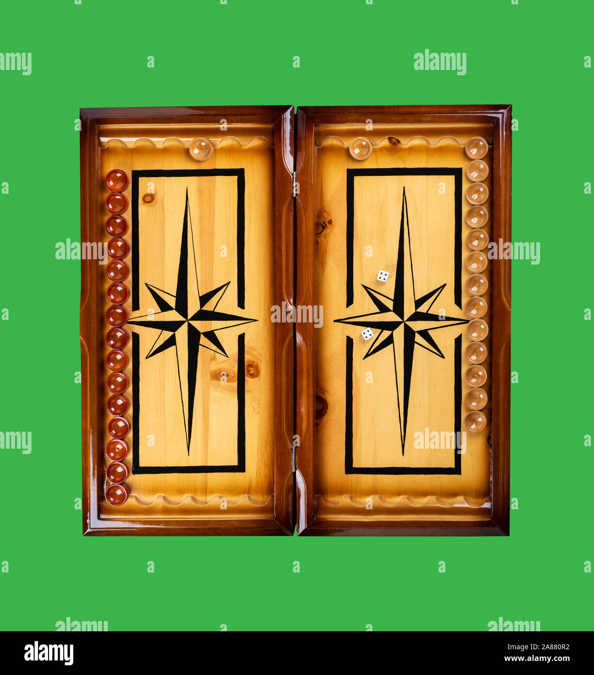 Dados y fichas sobre un tablero de backgammon de madera sobre un fondo  verde. Opción de el primer paso sobre el morir era Lucky 4 4. Juegos de  concepto Fotografía de stock - Alamy