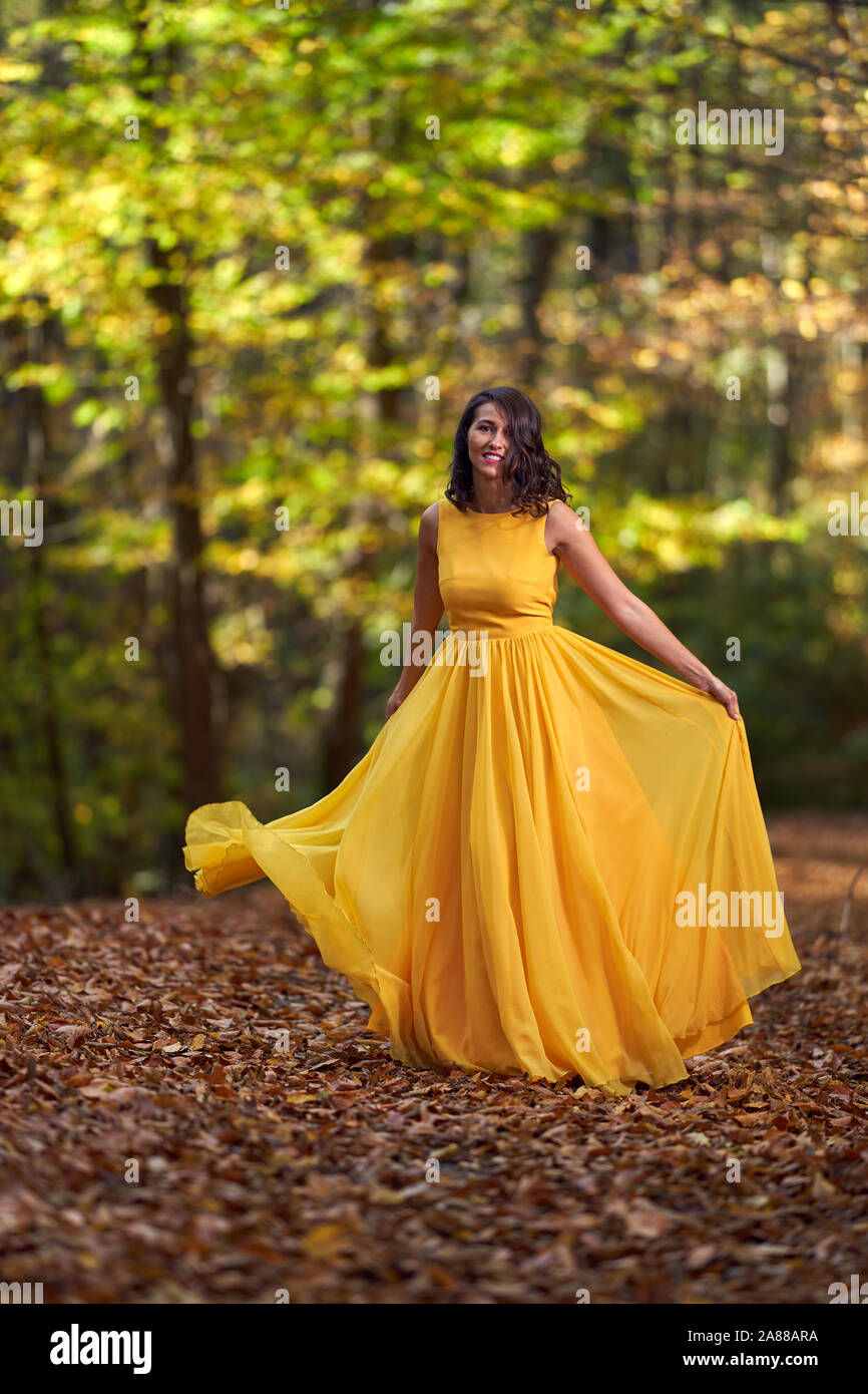 Vestido amarillo largo fotograf as e im genes de alta resoluci n