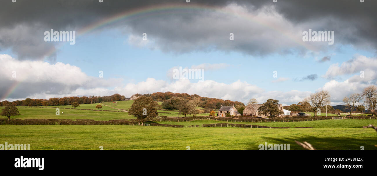Alrededor del REINO UNIDO - Lancashire - un arco iris sobre la histórica torre Houghton Foto de stock