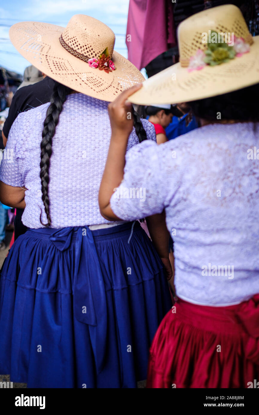 Las mujeres vistiendo un sombrero de fantasía mientras caminaba por el  Mercado Viejo (o de mercado) calles 25 de mayo, en Cochabamba, Bolivia  Fotografía de stock - Alamy