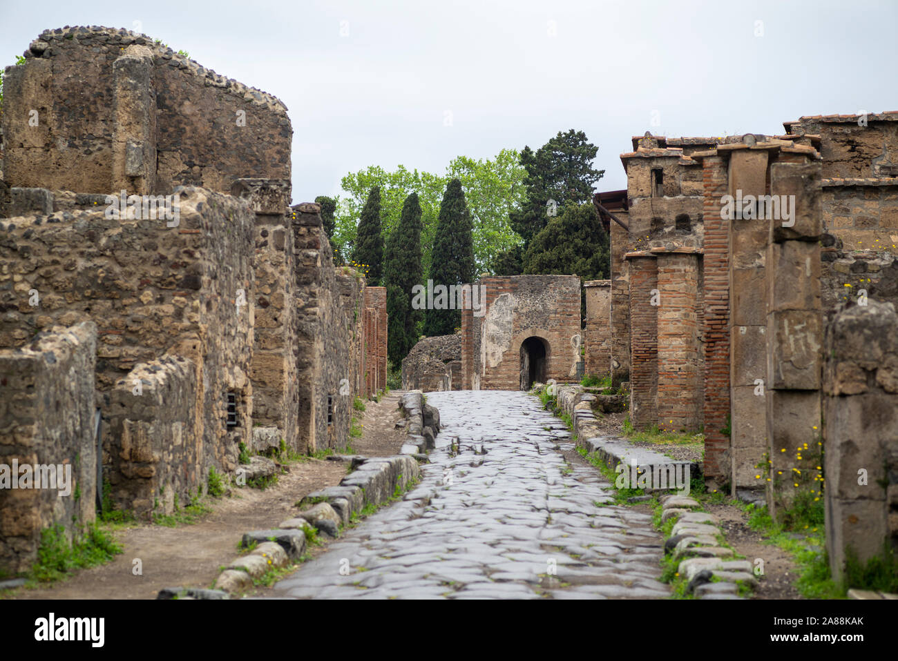 Pompei. Italia. Sitio arqueológico de Pompeya. Porta Ercolano (Herculano Gate) y la Via Consolare. Foto de stock