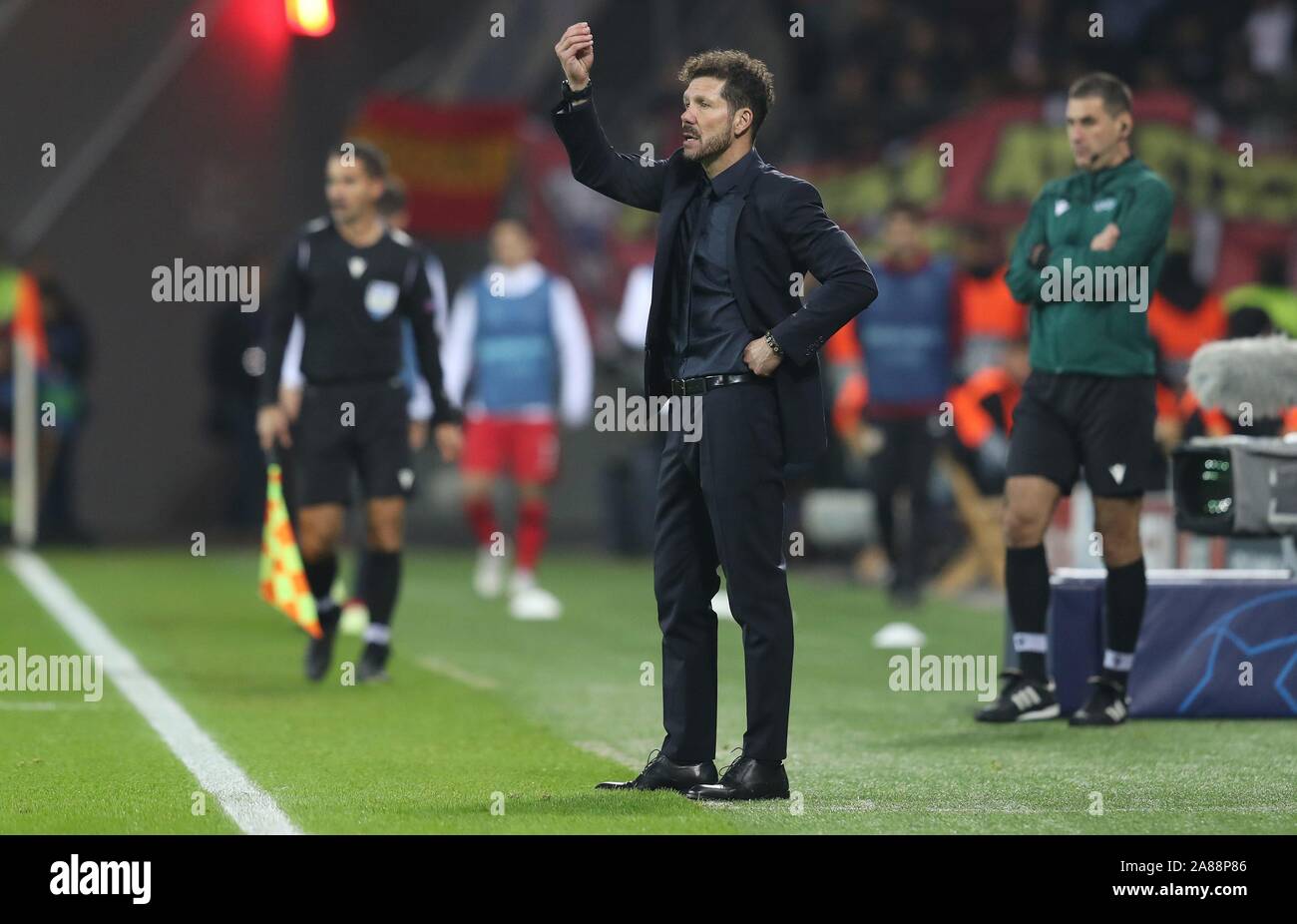 06.11.2019 firo: fútbol, en 2019/2020 Champions League: Bayer Leverkusen - Atletico Madrid 2: 1 Diego Simeone, entrenador, gesto | Foto de stock