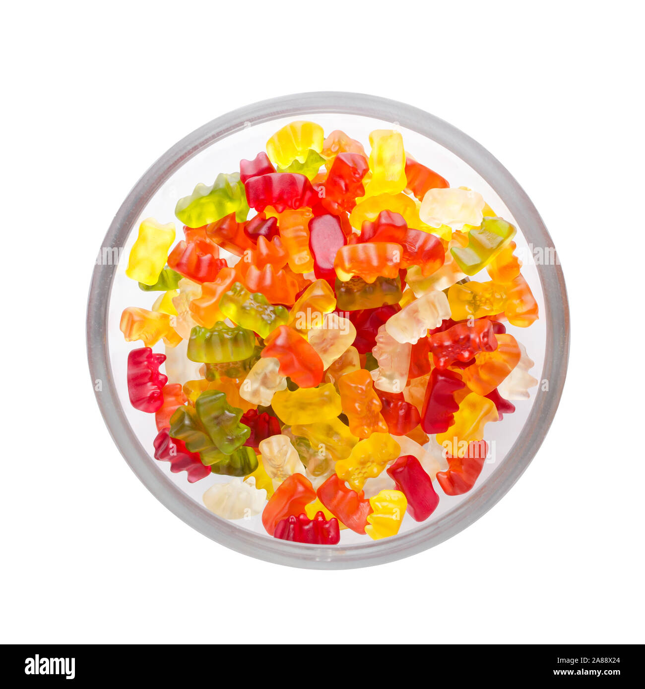 Colorido de caramelos de gelatina en un recipiente aislado sobre fondo blanco, vista desde arriba Foto de stock