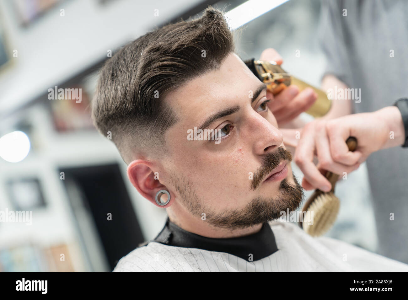 Corte de pelo de barba fotografías e imágenes de alta resolución - Alamy
