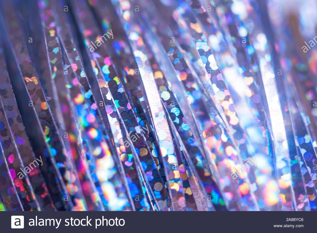 Decoración de Navidad - Año Nuevo fondo abstracto con tiras de lluvia ornamentales con brillante reluce y flash. El enfoque selectivo en star, extremadamente shal Foto de stock