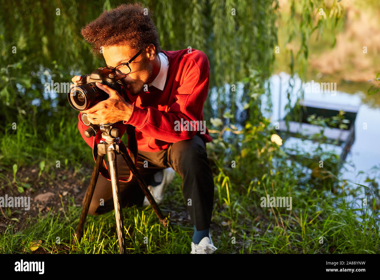 Como un joven fotógrafo de la naturaleza al filmar o fotografiar en el  campo Fotografía de stock - Alamy