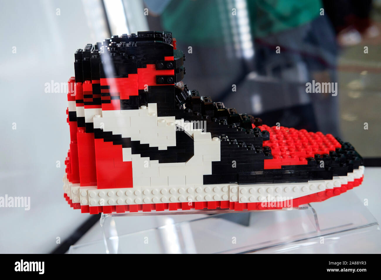 Zapatilla Nike icónico hechas con lego piezas plásticas exhibidas en  Sneakerness feria de Milano, 2019 Fotografía de stock - Alamy