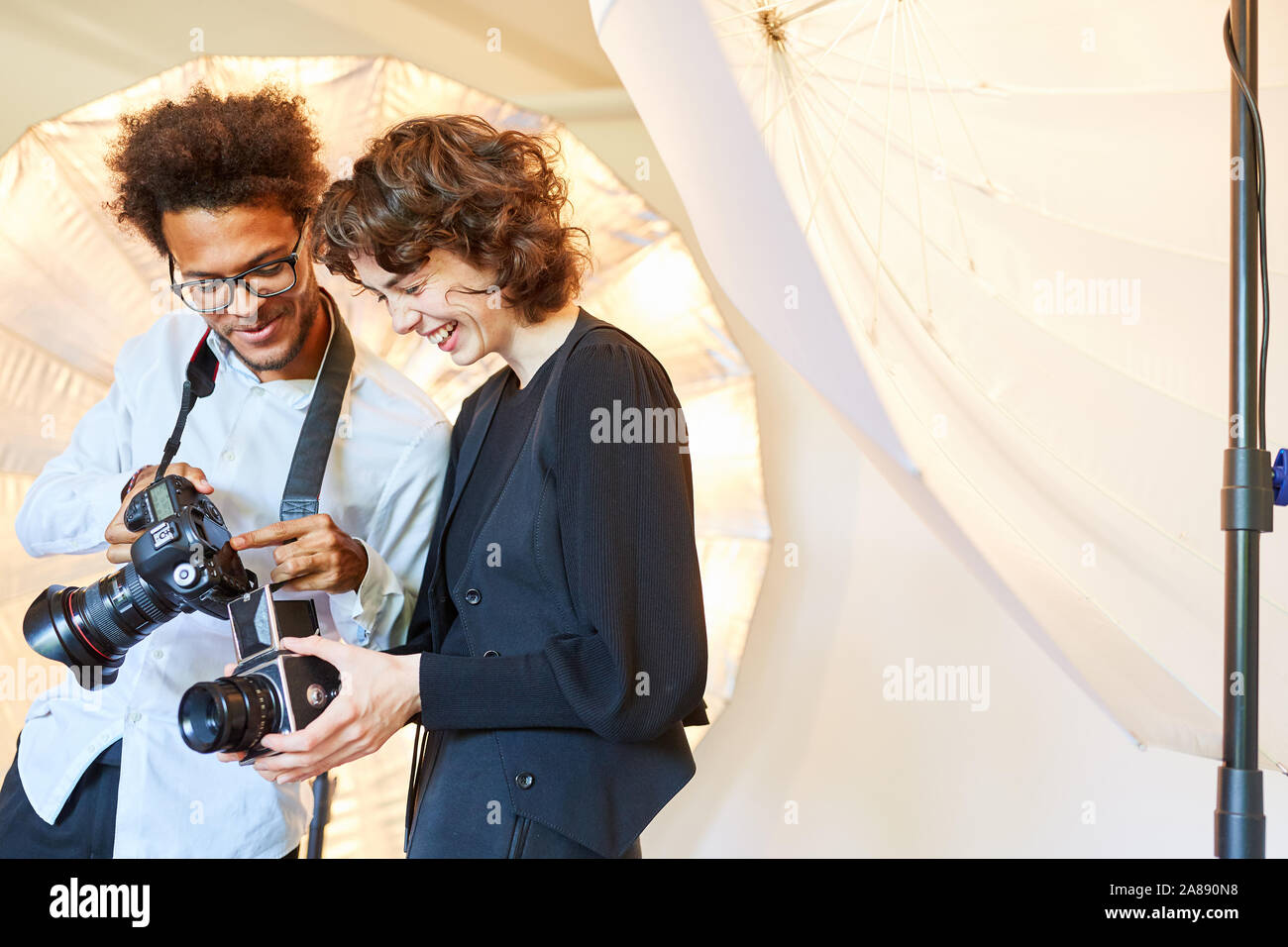 Dos fotógrafos o fotógrafos comparar sus modelos de cámara Fotografía de  stock - Alamy
