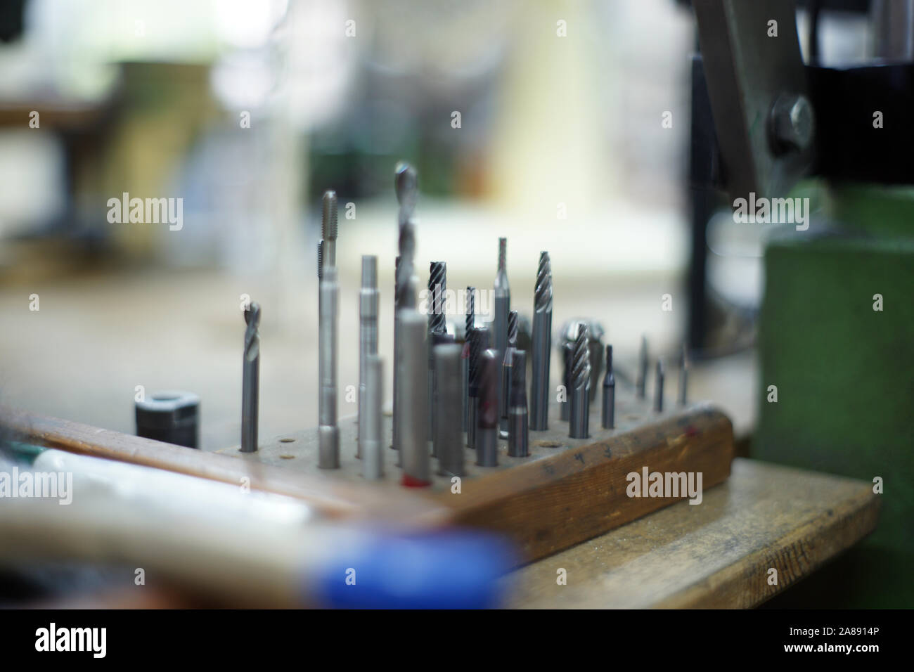 Brocas tornillos desordenado en una mesa en un taller mecánico Foto de stock