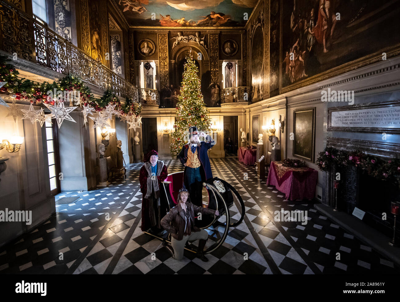 Ben Gilbert vestida como Phileas Fogg, Steve Dolton como Marco Polo y Jill Myers como Amelia Earhart, durante el lanzamiento de una tierra muy muy lejos, parte de la Navidad celebraitions en Chatsworth House, cerca de Bakewell. Foto de stock