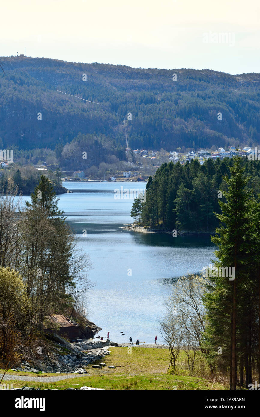 Los Fiordos Occidentales en Fana. El condado de Bergen, Noruega Foto de stock