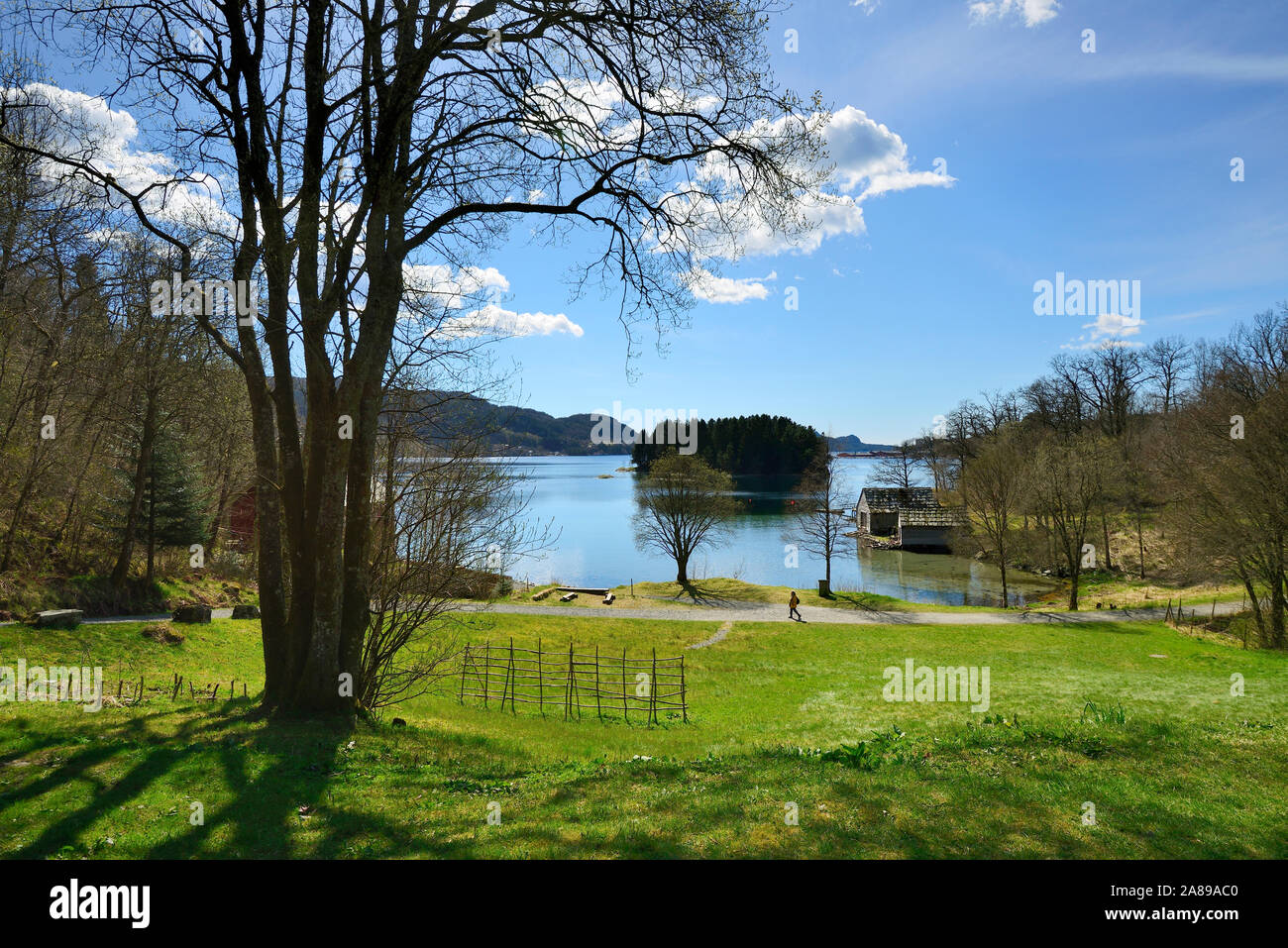 Los Fiordos Occidentales en Fana. El condado de Bergen, Noruega Foto de stock