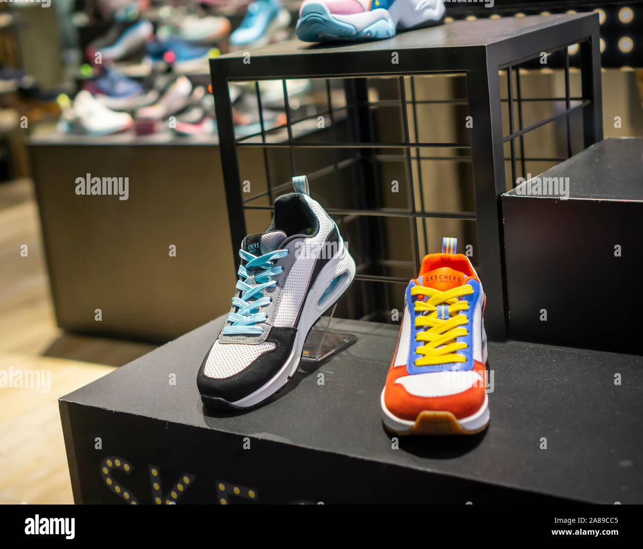 Tienda de zapatos skechers fotografías e imágenes de alta resolución - Alamy