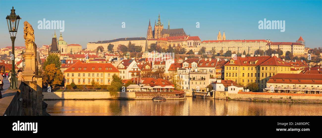 Praga - La vista panorámica desde el puente de Carlos hasta el castillo y la Catedral por encima del río Vltava, a la luz de la mañana. Foto de stock
