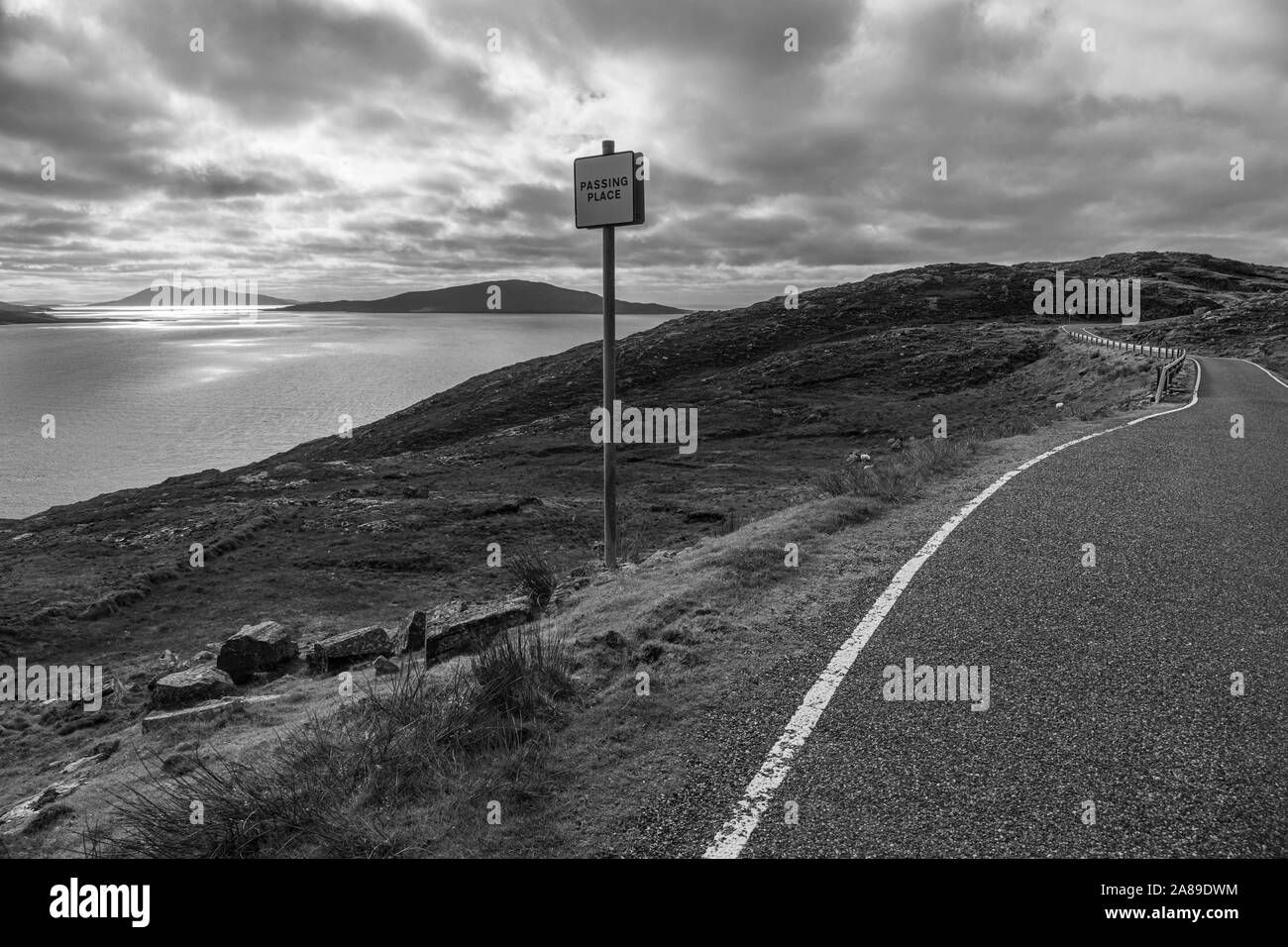 A la vista de la carretera para Taransay Huisinis, Harris, Hébridas Exteriores, Escocia Foto de stock