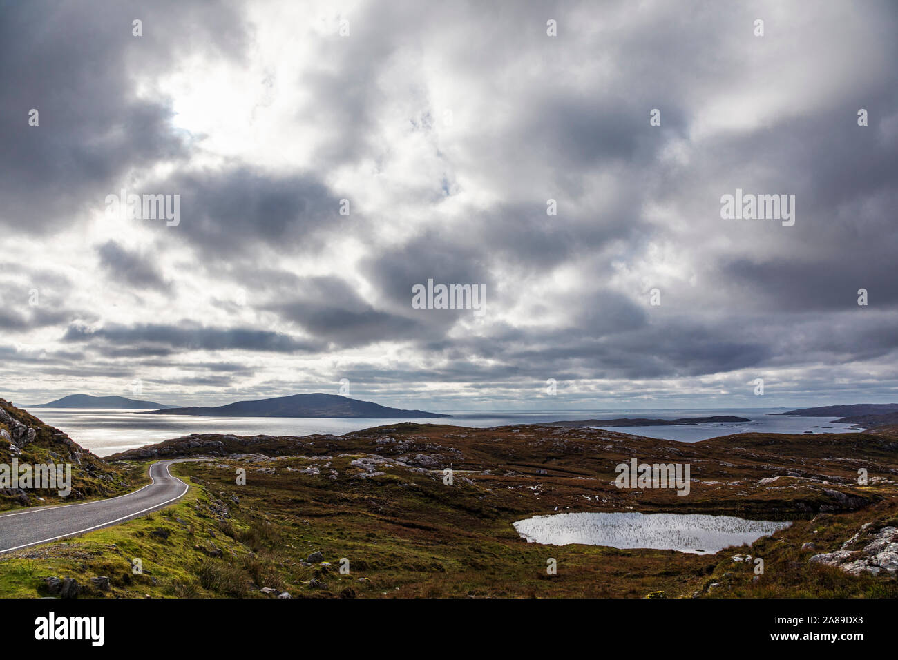 A la vista de la carretera para Taransay Huisinis, Harris, Hébridas Exteriores, Escocia Foto de stock