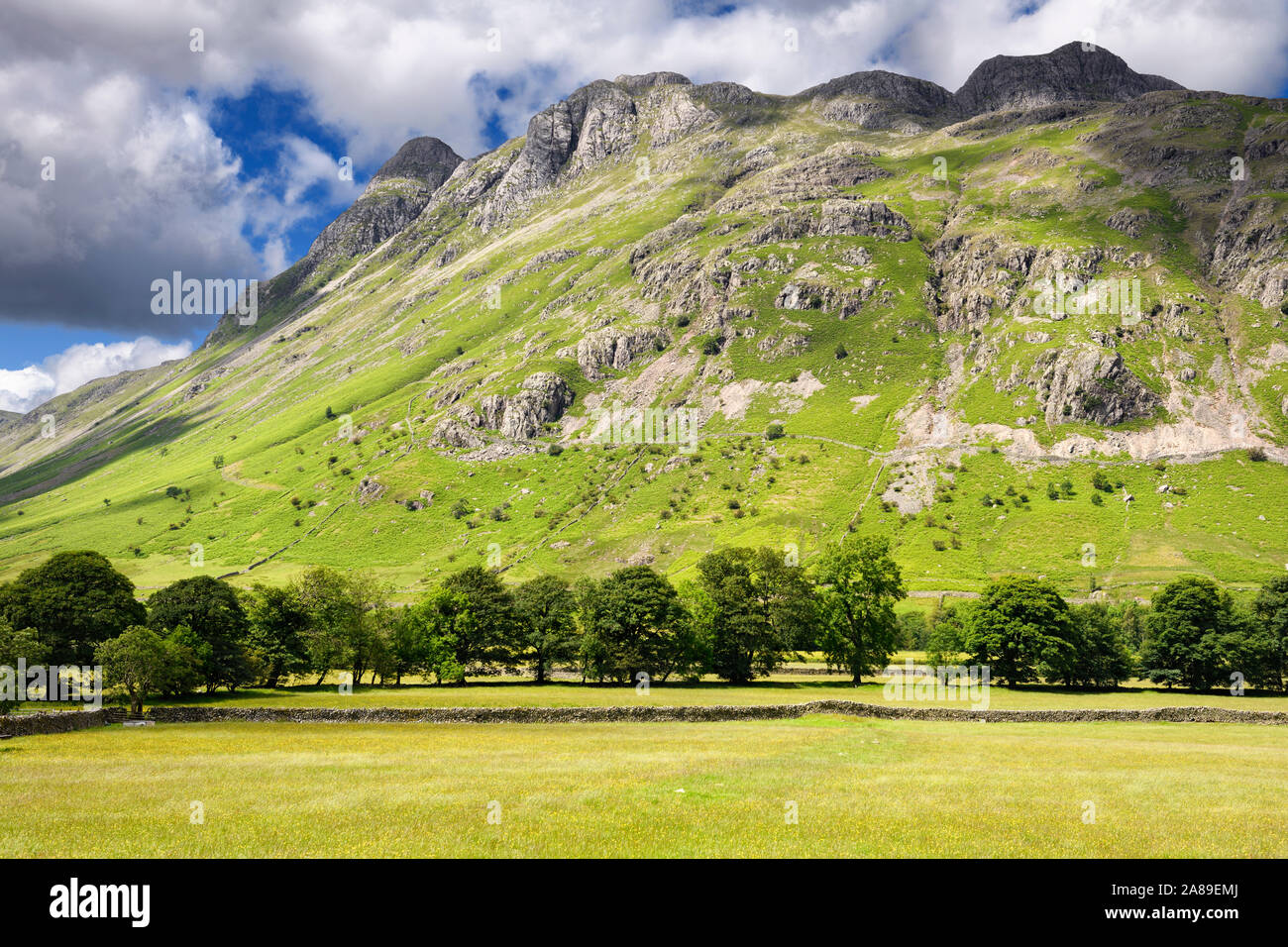 Pike de stickle Loft Thorn Crag Crag y Harrison Stickle picos por encima de los Grandes Langdale Valley en el Parque Nacional del Distrito de los lagos de Inglaterra Foto de stock