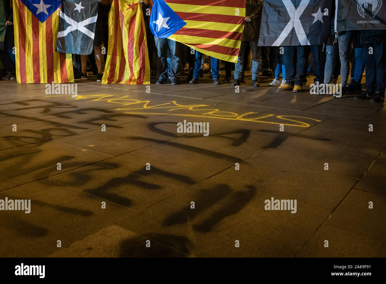 Los miembros anónimos de Cataluña y simpatizantes de Julian Assange máscaras demostrar durante millones de máscara de marzo en Barcelona. Foto de stock