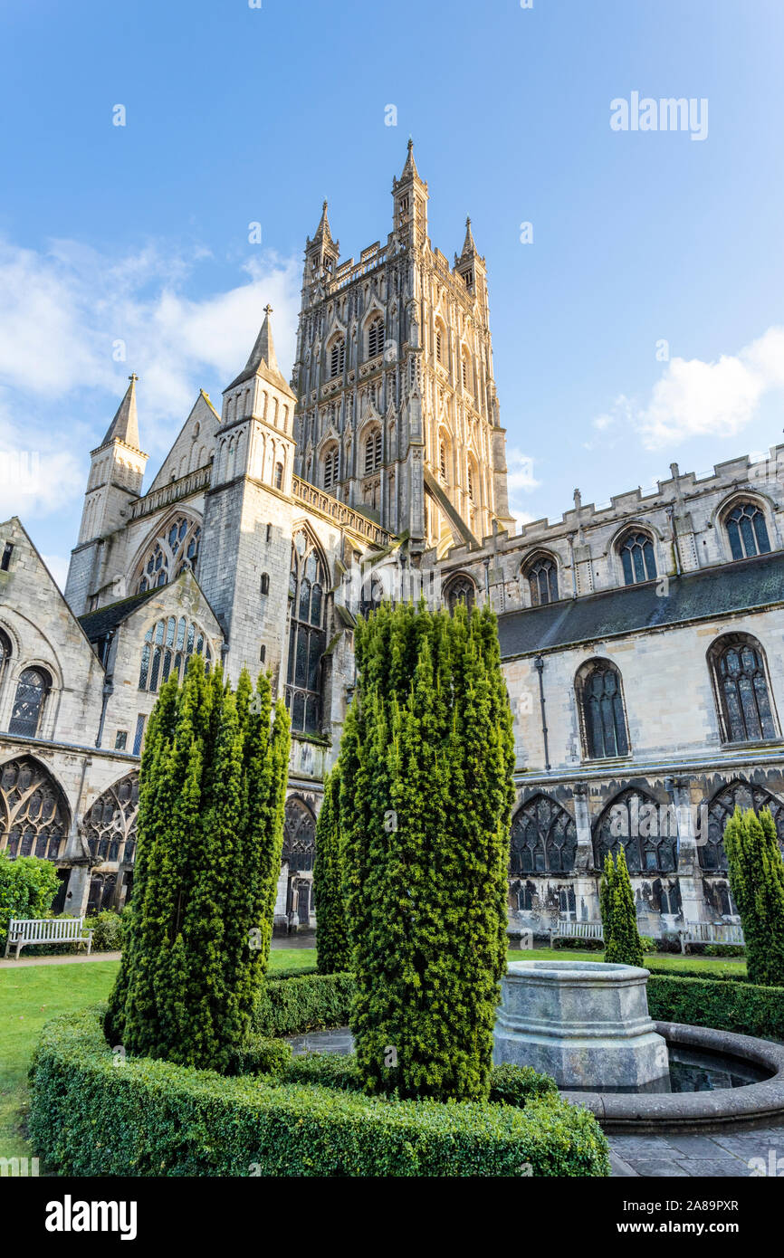 El bellamente tallado y decorado del siglo XV, la torre de la catedral de Gloucester, Gloucester UK visto desde la Garth o claustro Jardín.. Foto de stock