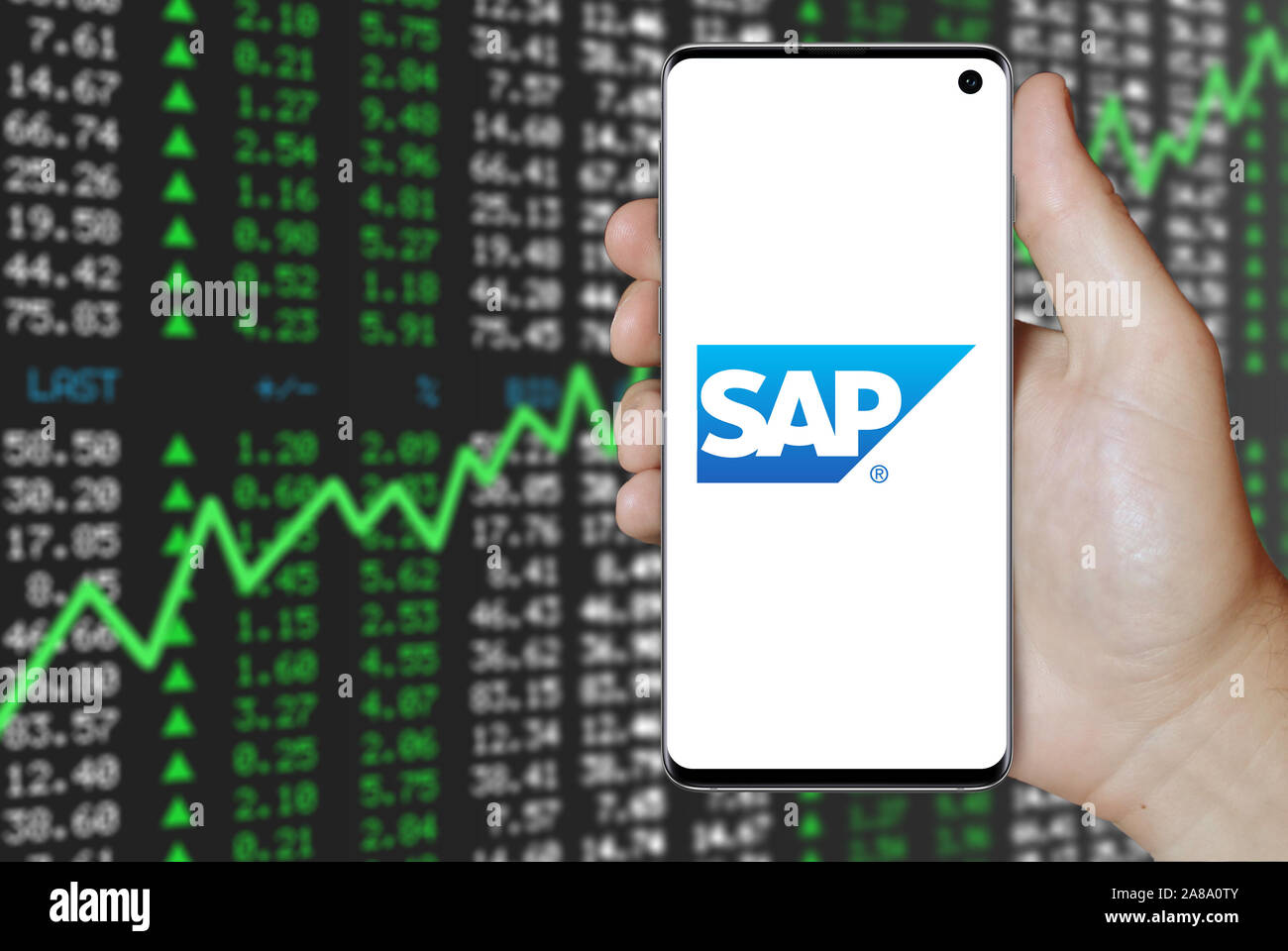 Logotipo de empresa pública SAP aparece en un smartphone. Bolsa de valores  positivos de fondo. Crédito: PIXDUCE Fotografía de stock - Alamy