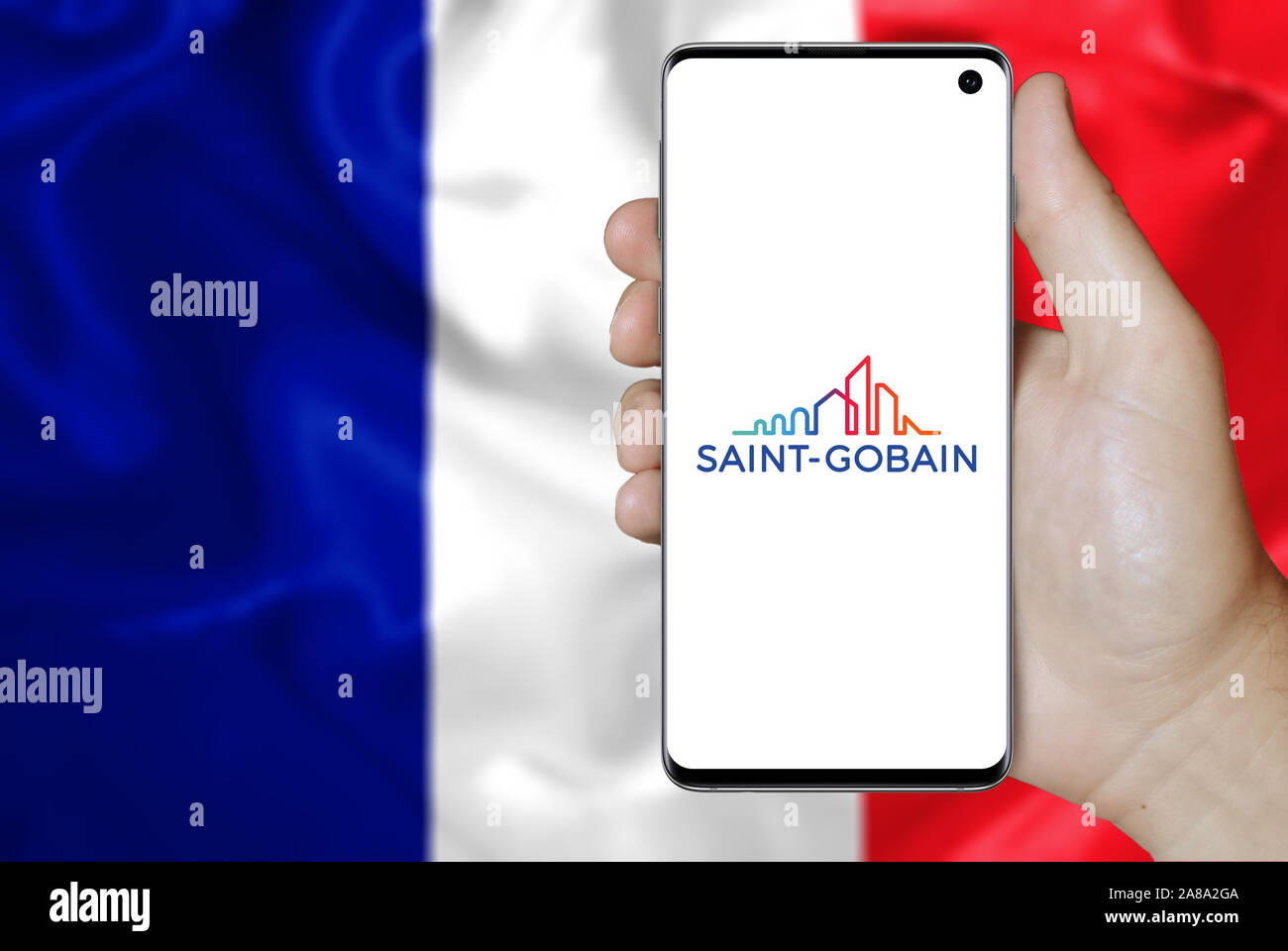 Logotipo de empresa pública Saint-Gobain aparece en un smartphone. Pabellón  de Francia de fondo. Crédito: PIXDUCE Fotografía de stock - Alamy