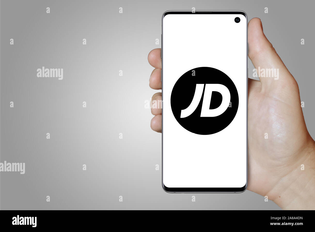 Logotipo de empresa pública JD Sports aparece en un smartphone. Fondo gris.  Crédito: PIXDUCE Fotografía de stock - Alamy