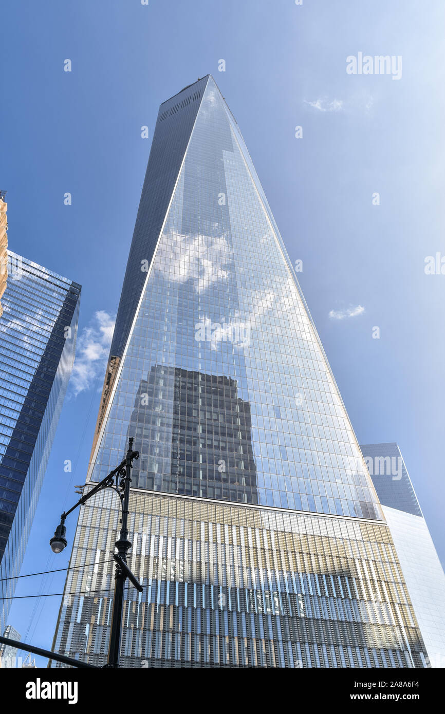 Los edificios del distrito financiero de Manhattan en un día soleado. Arquitectura y conceptos de negocio. Manhattan, Ciudad de Nueva York, EE.UU. Foto de stock