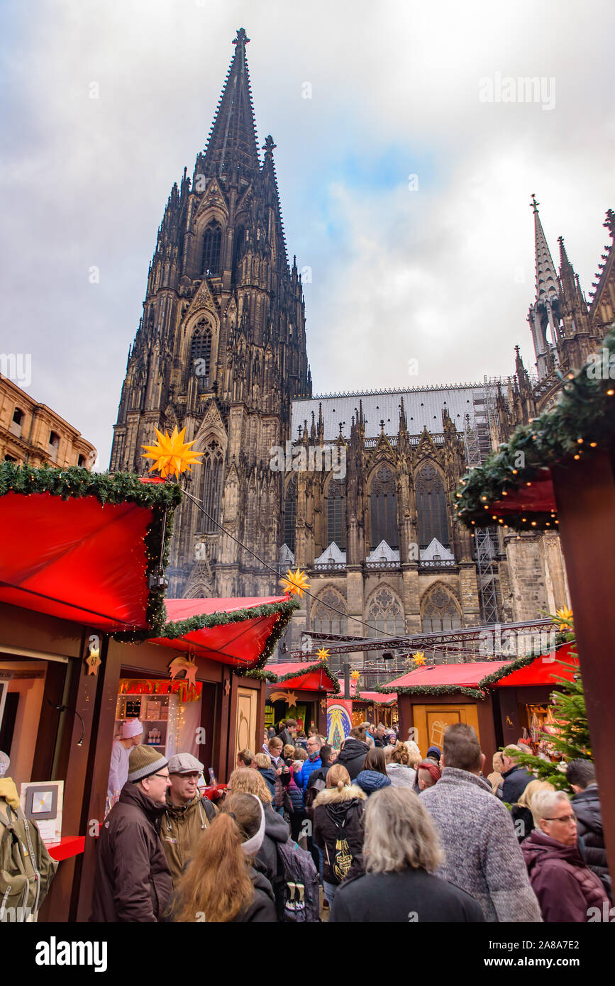 2018 Mercado de Navidad de Colonia, con la catedral de Colonia a fondo en Alemania Foto de stock