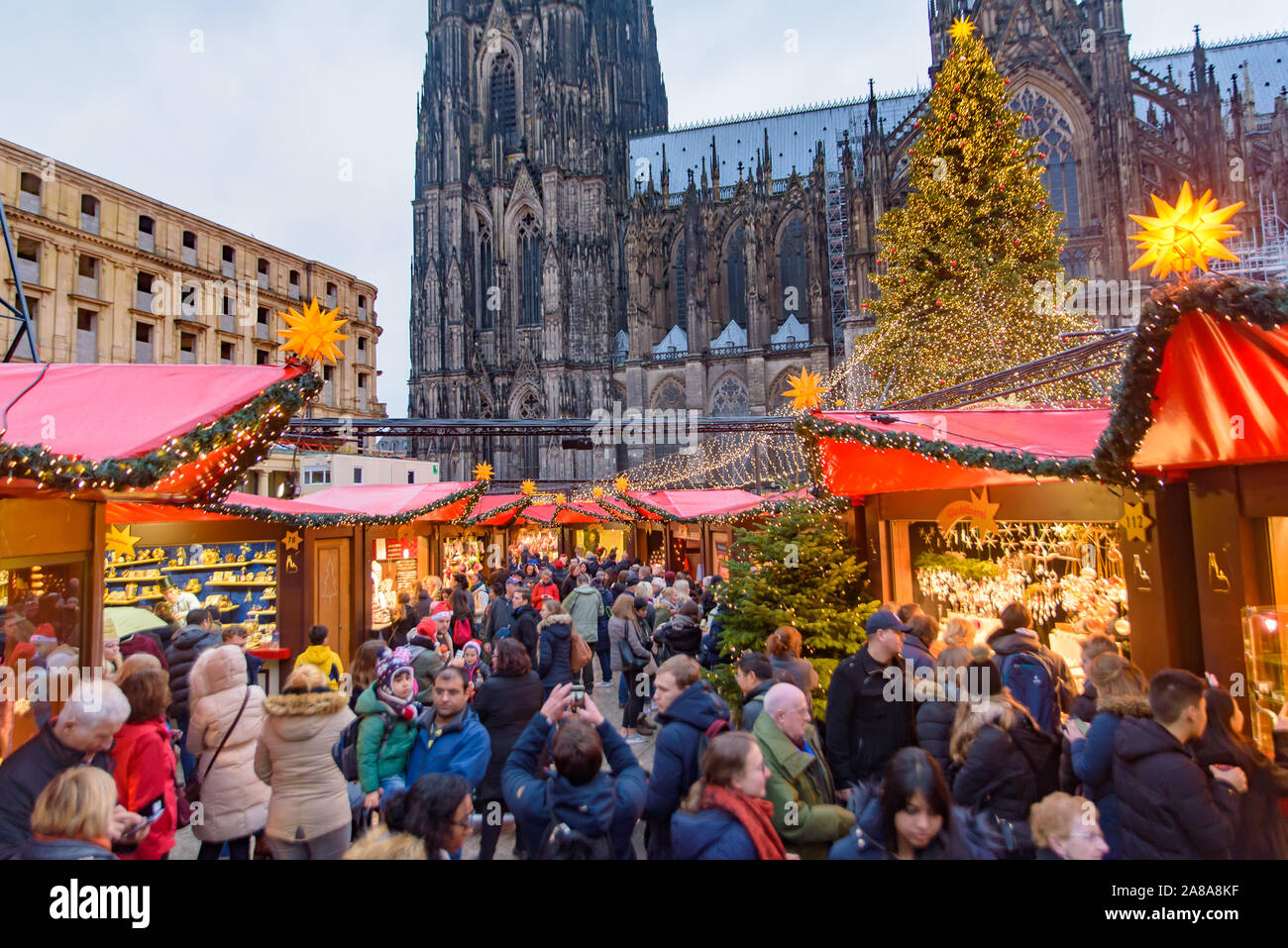 2018 Mercado de Navidad de Colonia, con la catedral de Colonia a fondo en Alemania Foto de stock