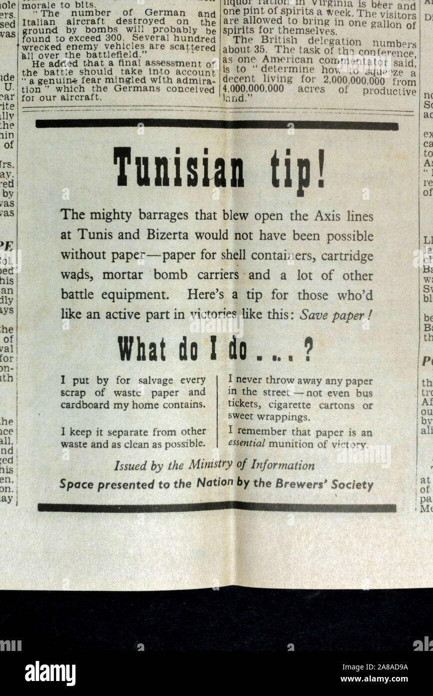 Ministerio de Información anuncio alentador el reciclaje de papel para ayudar al esfuerzo de guerra en el Daily Telegraph (réplica), 18 de mayo de 1943. Foto de stock