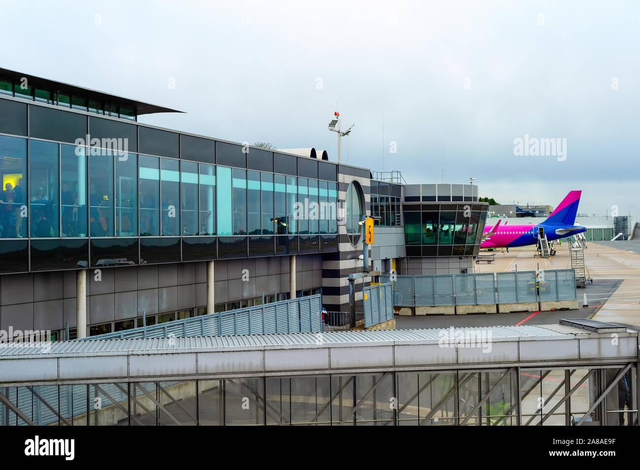 Fachada de cristal, terminal de avión en pista de aterrizaje en el aeropuerto internacional de Dortmund, nublado horizonte, Dortmund, Alemania Foto de stock